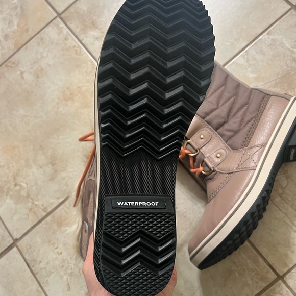 Sorel NWOB Women’s Tan Winter Boots – Size 8.5 - Picture 4 of 10